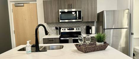 Fridge, microwave, stovetop, dishwasher