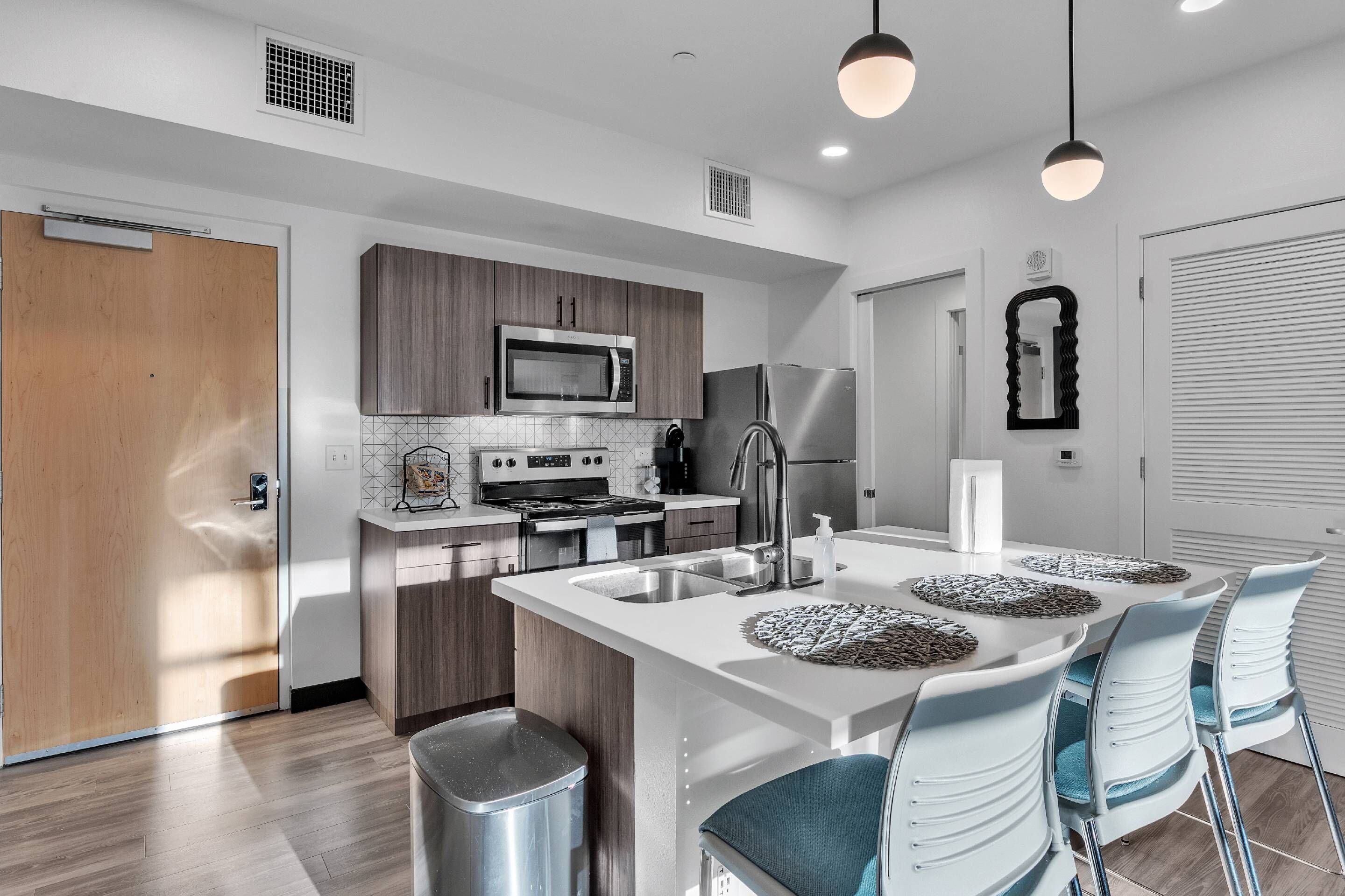 Een koelkast, een microgolfoven, een kookplaat, een vaatwasser