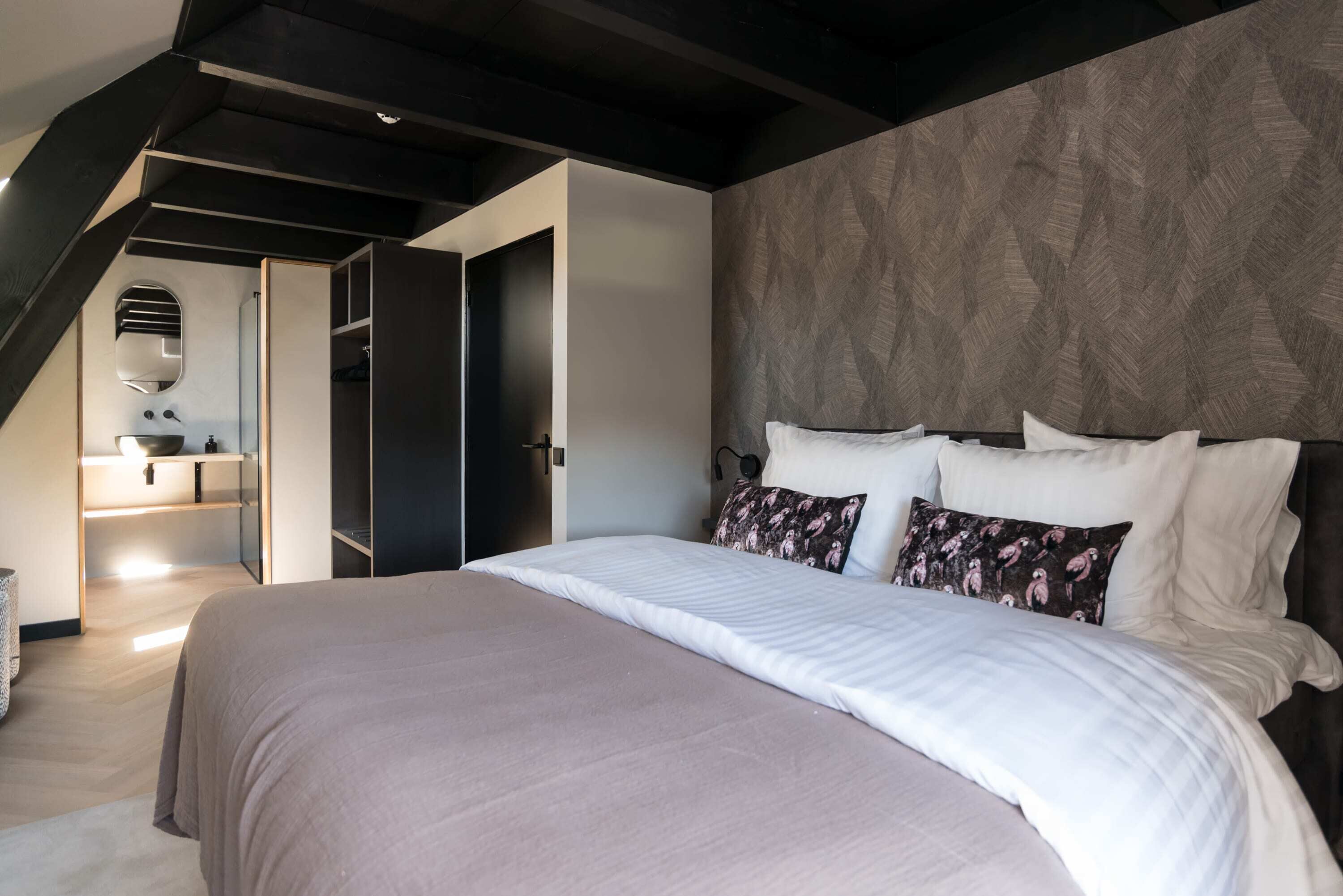 2 bedrooms, WiFi, bed sheets, wheelchair access