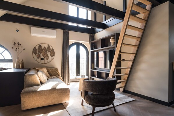 TV, offices - De Vooruitgang Sneek - de Woudvaart (Sneek)