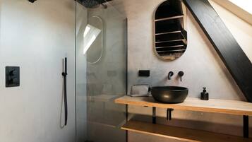 Een douche, een haardroger, handdoeken