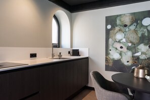 Kjøleskap, mikrobølgeovn, ovn og kaffetrakter/tekoker