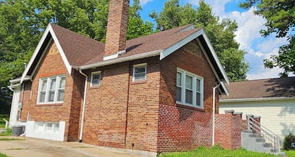 Greenish Peaceful Shared Place near Delmar/Forest Park/U. City/Pagedale