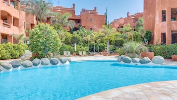 Een verwarmd zwembad