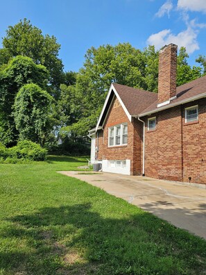 Property grounds - Relaxing shared place near U.City/Delmar/Forest Park big 1BR with attach Bath   (St. Louis)