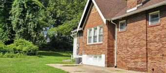 Relaxing shared place available near #U.City/Delmar big 1BR with attach Bath  