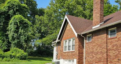 Relaxing bed&breakfast available near #U.City/Delmar big 1BR with attach Bath