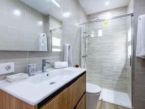Shower, hair dryer, towels - 47 Amazing Primavera with Wifi, Terrace, Pool (Costa del Silencio)