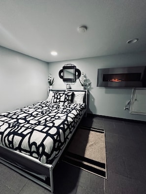 1 bedroom, iron/ironing board, WiFi, bed sheets - Charming Pilsen Studio - Quick Access to Downtown Chicago! (Chicago)