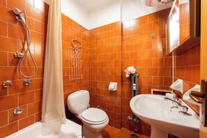 Standard Apartment, Multiple Bedrooms (Studio Valleverde 4D) | Bathroom | Shower, hair dryer, bidet, towels - Studio Valleverde 4d (Sestriere)