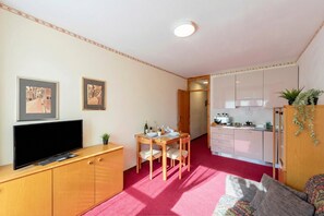 Leilighet – standard, flere soverom (Studio Valleverde 4D) | Oppholdsområde | Flatskjerm-TV