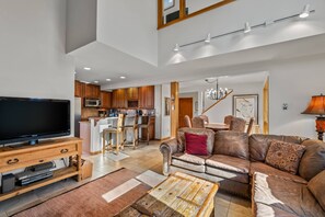 Smart-tv, een open haard, een dvd-speler en boeken