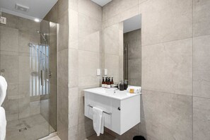 Dusche, Haartrockner, Handtücher