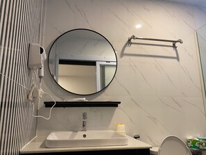 Phòng 2 giường đơn phong cách cổ điển | Phòng tắm | Buồng tắm vòi sen, máy sấy tóc, khăn tắm, xà phòng 