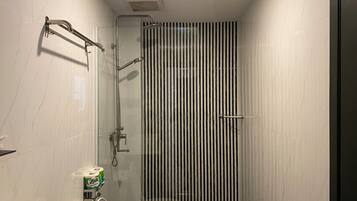 Buồng tắm vòi sen, máy sấy tóc, khăn tắm, xà phòng