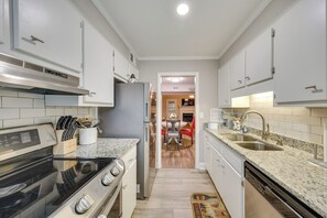 Réfrigérateur, micro-ondes, plaque de cuisson, lave-vaisselle