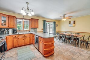 Geladeira, micro-ondas, cooktop, lava-louças