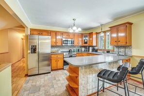Geladeira, micro-ondas, cooktop, lava-louças