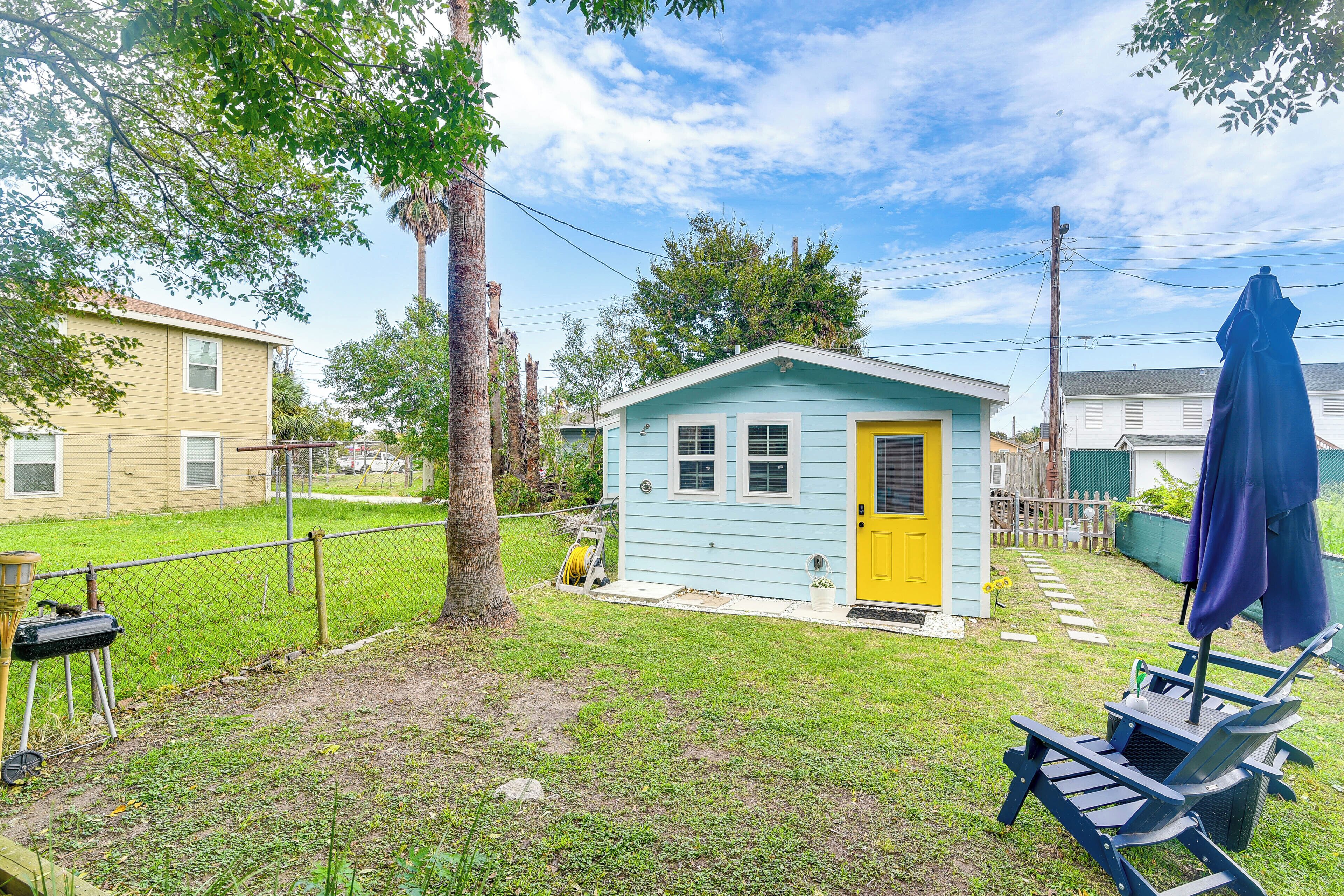Updated Galveston Studio w/ Deck - 1 Mi to Beach!