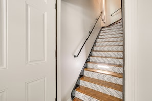 Eine Treppe mit gemusterten Fliesen und Holzstufen.