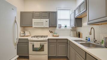 Coffee/tea maker, fridge, microwave, oven