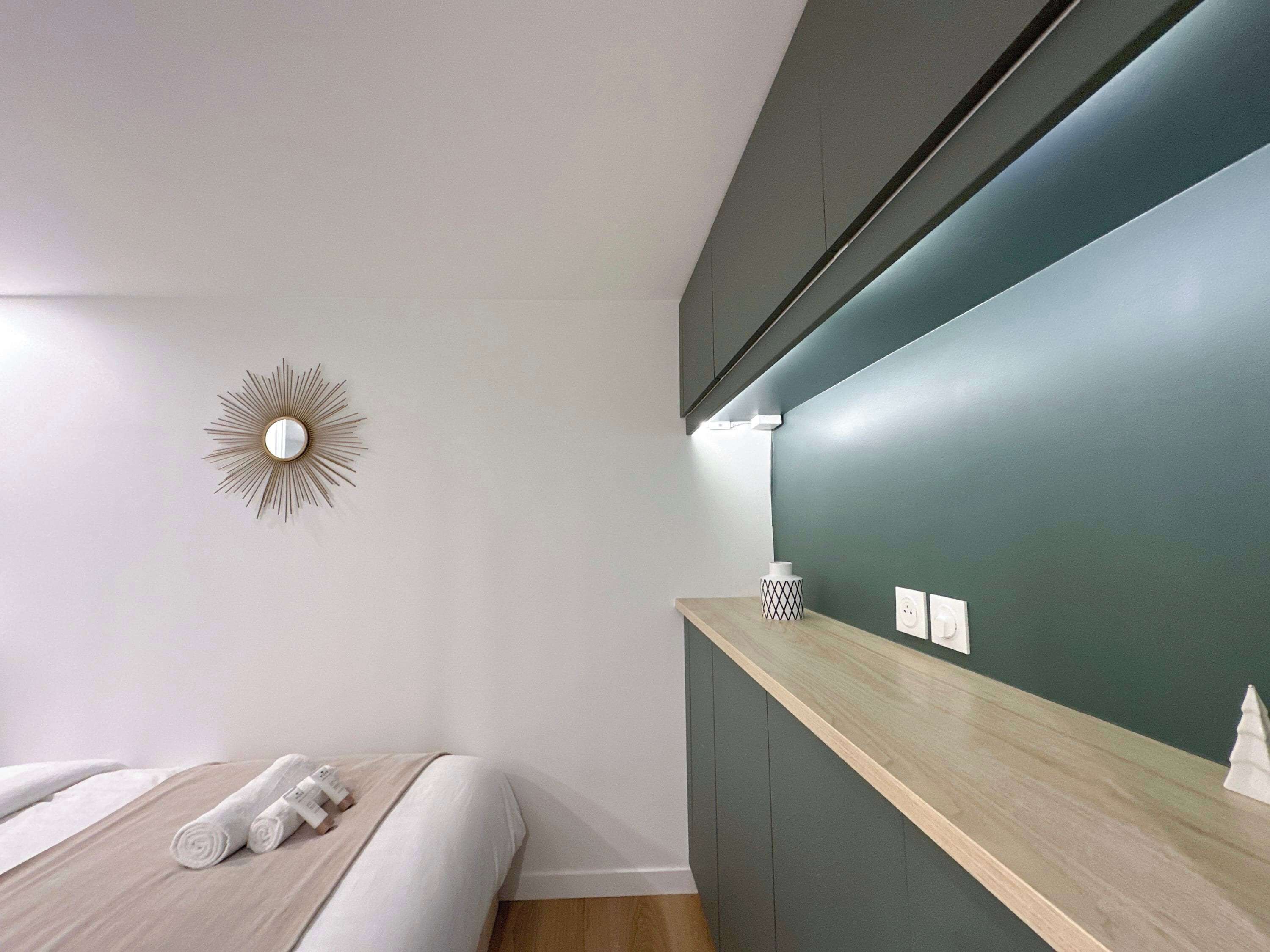 Iron/ironing board, travel crib, WiFi, bed sheets