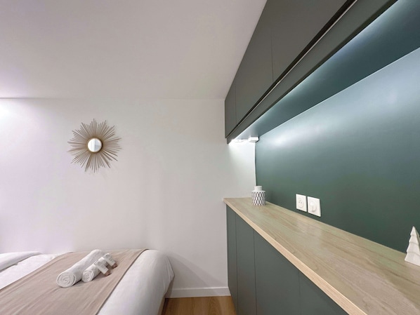 Iron/ironing board, travel crib, WiFi, bed sheets