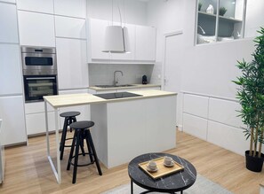 Réfrigérateur, four à micro-ondes, un four, surface de cuisson