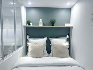 Iron/ironing board, travel crib, WiFi, bed sheets
