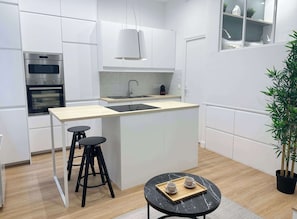 コーヒー / ティーメーカー、冷蔵庫、電子レンジ、オーブン