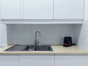 Coffee/tea maker, fridge, microwave, oven