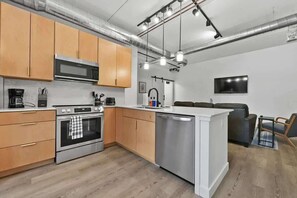 Frigorífico, microondas, horno y placa de cocina