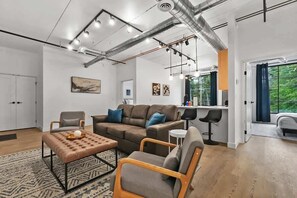 Una televisión, una oficina