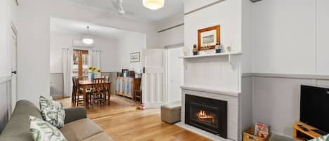 Smart TV, fireplace