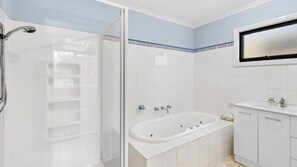 A bathroom with a shower, a bathtub, and a sink. - Maison Cottage in Queenscliff (Queenscliff)