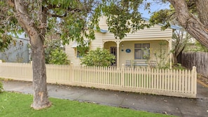A house with a picket fence, a porch, and a small garden. - Maison Cottage in Queenscliff (Queenscliff)
