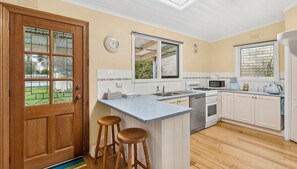 Fridge, microwave, oven - Maison Cottage in Queenscliff (Queenscliff)