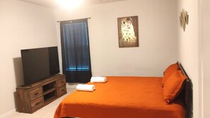 3 habitaciones, tabla de planchar con plancha y cuna de viaje 