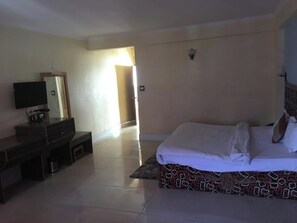 Deluxe Double Room, Multiple Beds | Soundproofing, free WiFi, bed sheets