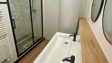 Studio Suite, Kitchen, Garden View | Bathroom