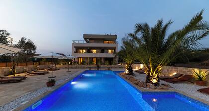 Villa Lojena, cozy studio near the beach in delightful Murter