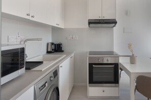 Réfrigérateur, four à micro-ondes, un four, surface de cuisson