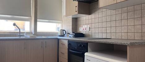 Oven, stovetop, toaster, cookware/dishes/utensils