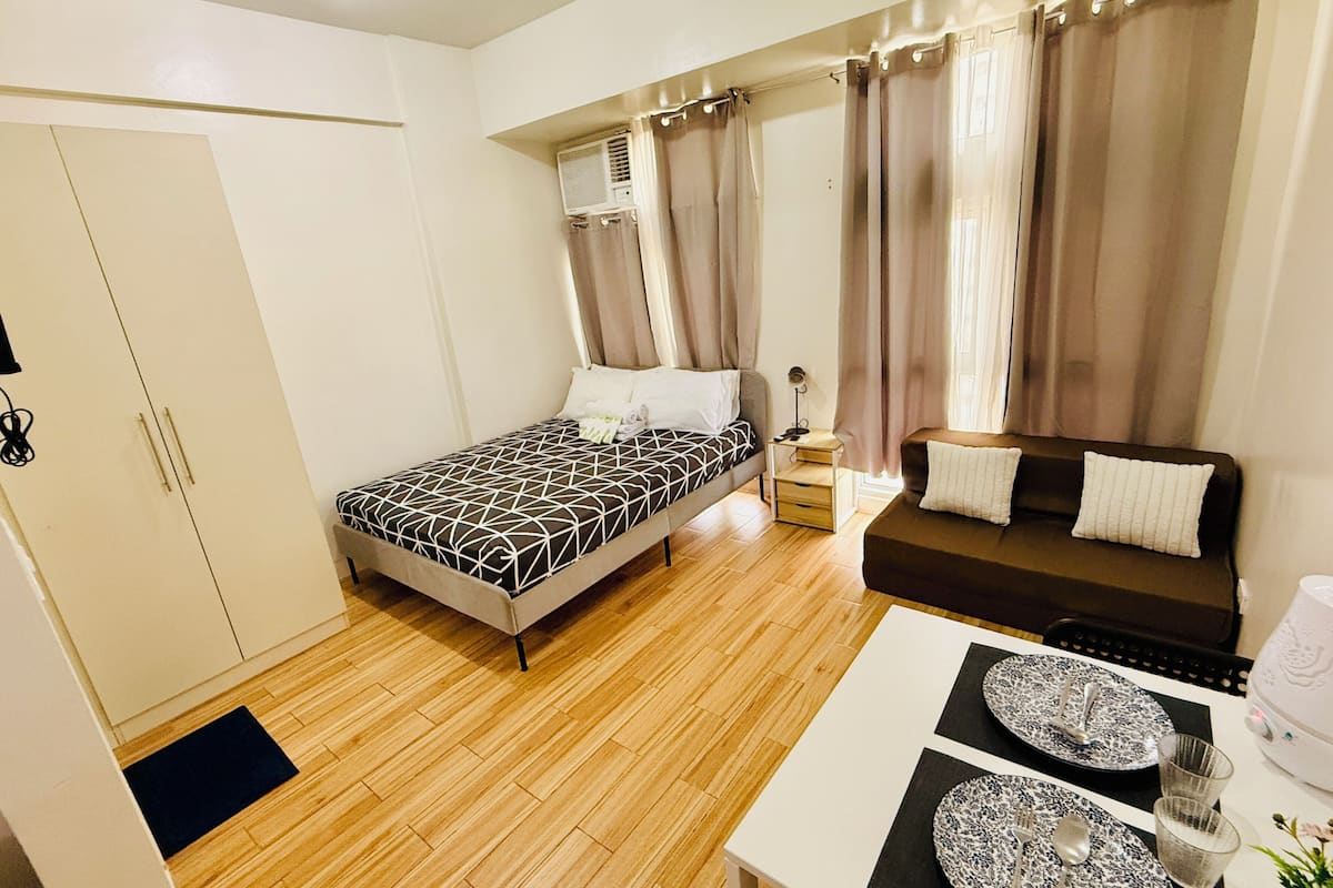 Cortinas blackout, tabla de planchar con plancha y wifi gratis