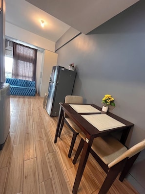 JFam Suites  C3-11D | In-room dining - JFam Suites (Biñan City)