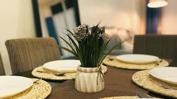 JFam Suites C1-5L | Dining room