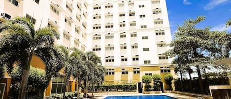 Outdoor pool, open 6:00 AM to 10:00 PM, free pool cabanas
