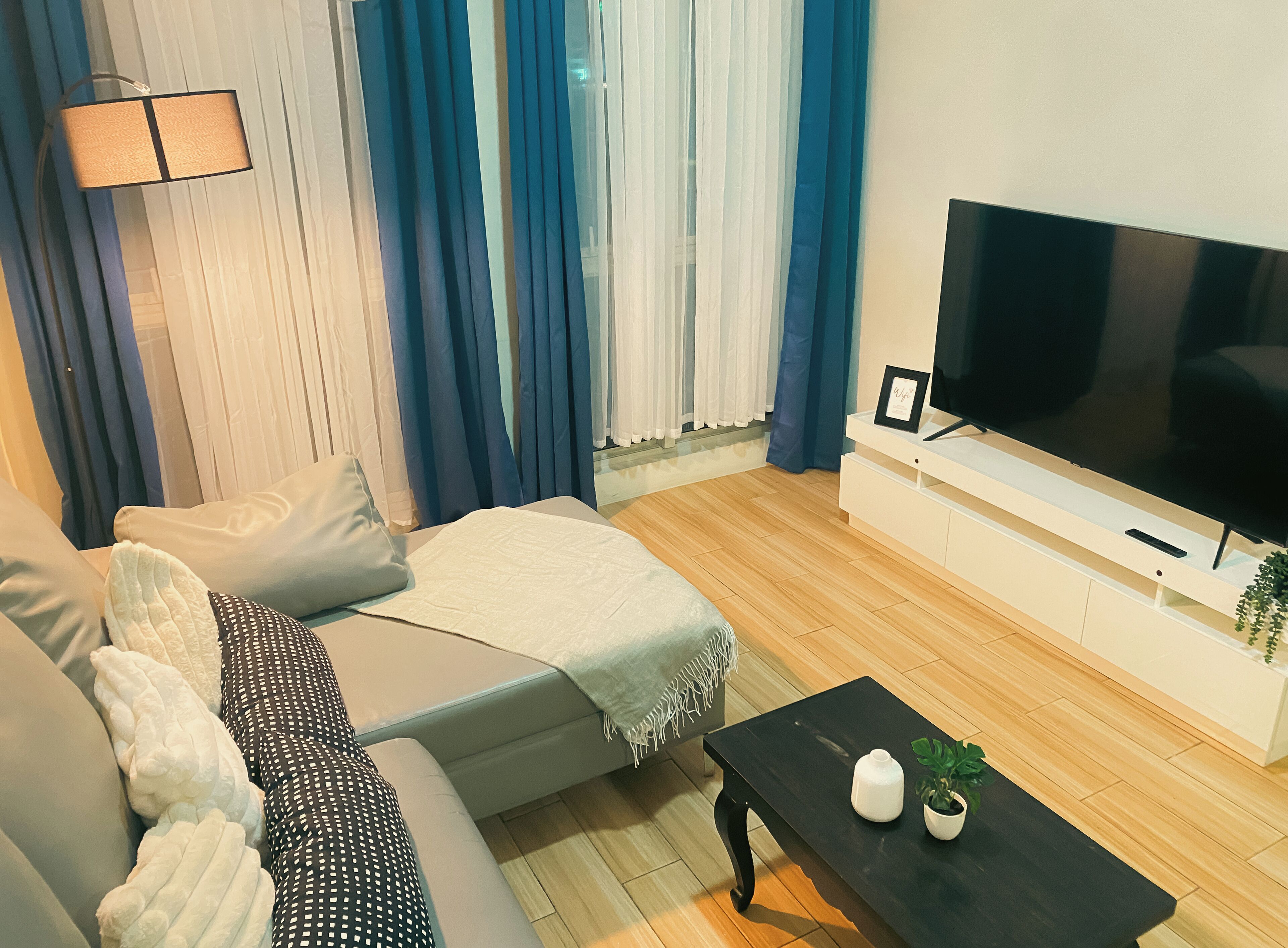 JFam Suites C1-5L | Wohnbereich | 50-Zoll-Smart-TV mit Digitalempfang