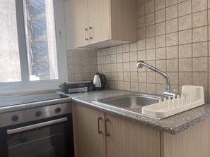 Oven, stovetop, toaster, cookware/dishes/utensils