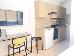 Oven, stovetop, toaster, cookware/dishes/utensils